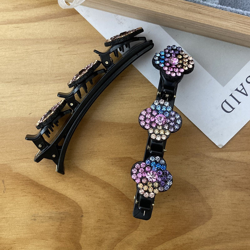 "Stilig hårklemme med tre blomster i grå, fargerik, champagne og lilla med glitrende rhinestones for elegant look."