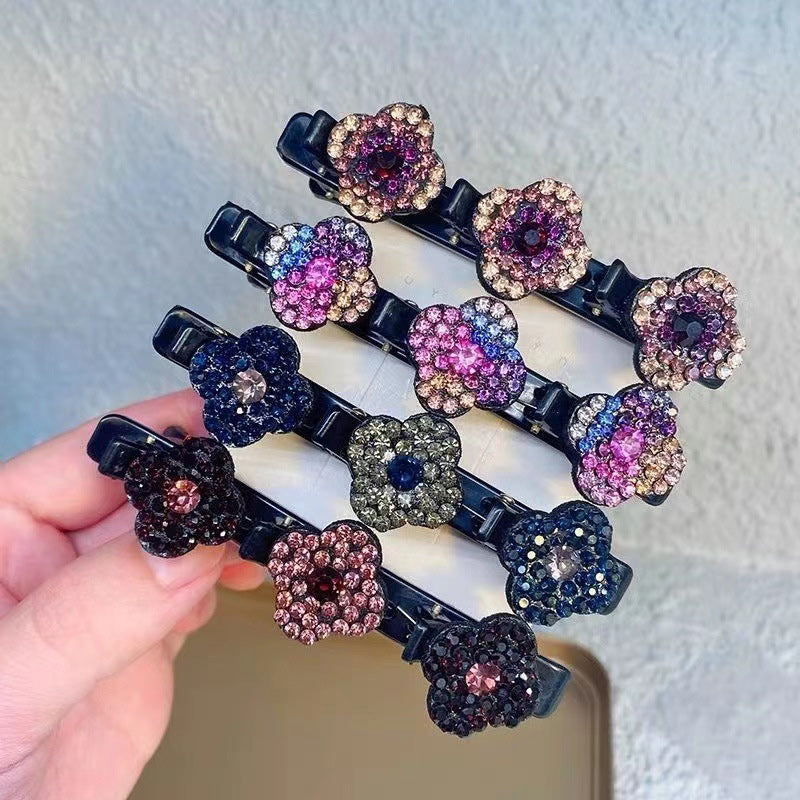"Stilig hårklemme med tre blomster i grå, fargerik, champagne og lilla med glitrende rhinestones for elegant look."