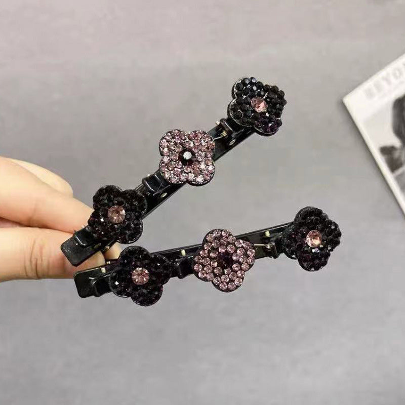 "Stilig hårklemme med tre blomster i grå, fargerik, champagne og lilla med glitrende rhinestones for elegant look."