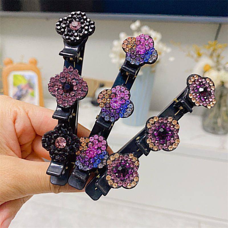 "Stilig hårklemme med tre blomster i grå, fargerik, champagne og lilla med glitrende rhinestones for elegant look."
