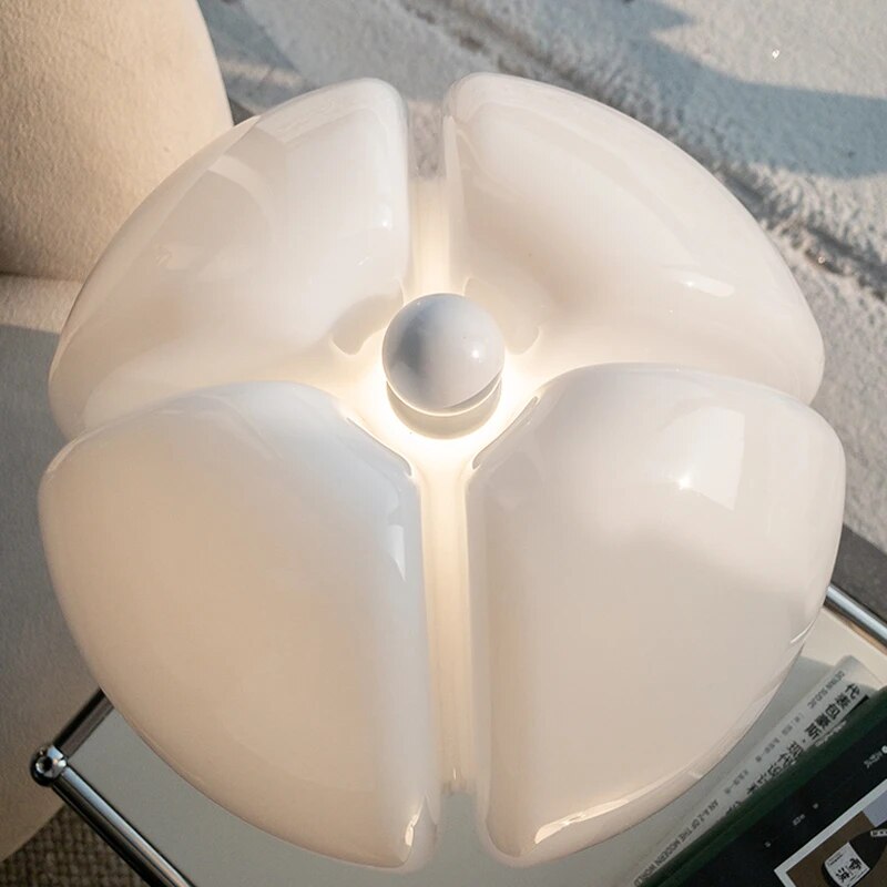 Stilig justerbar Flower bordlampe i svart med opalt metakrylatskjerm, ideell for moderne interiør og energisparende LED-lys.