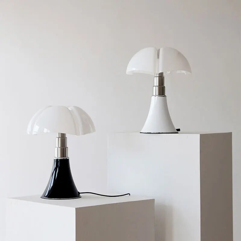Stilig justerbar Flower bordlampe i svart med opalt metakrylatskjerm, ideell for moderne interiør og energisparende LED-lys.