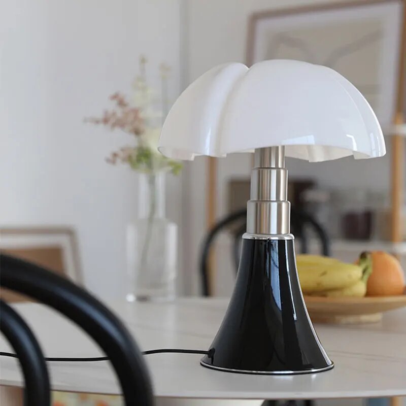 Stilig justerbar Flower bordlampe i svart med opalt metakrylatskjerm, ideell for moderne interiør og energisparende LED-lys.