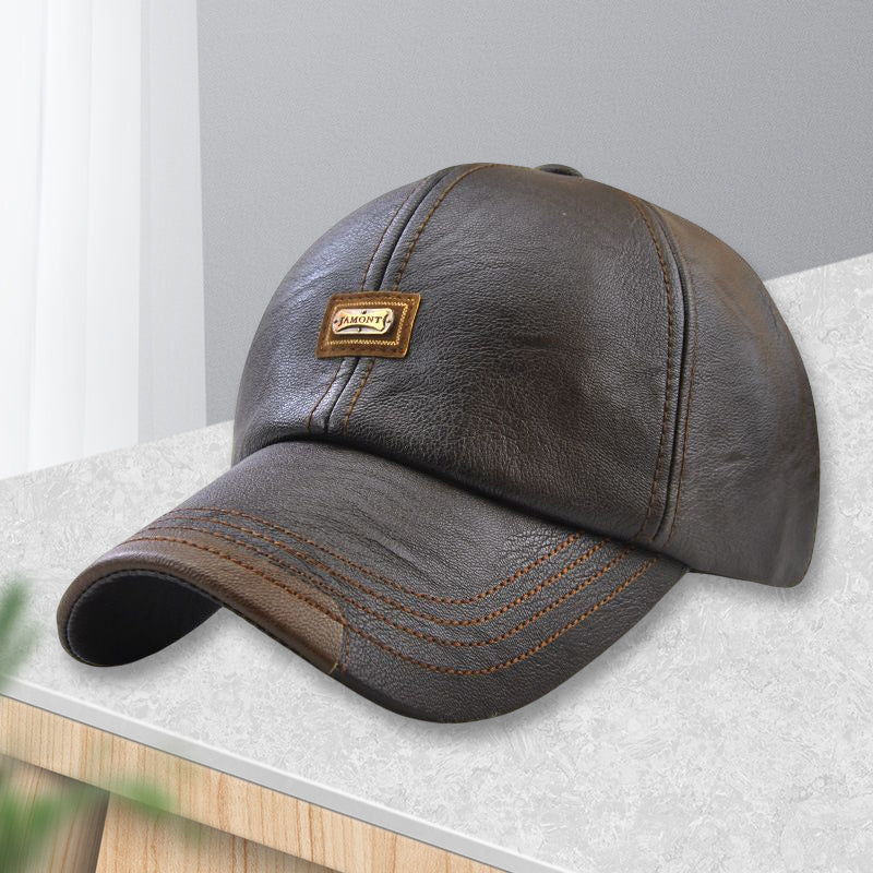 "Stilig, justerbar unisex PU-skinncaps i mørk brun - perfekt for både menn og kvinner, ideell for vinteraktiviteter."
