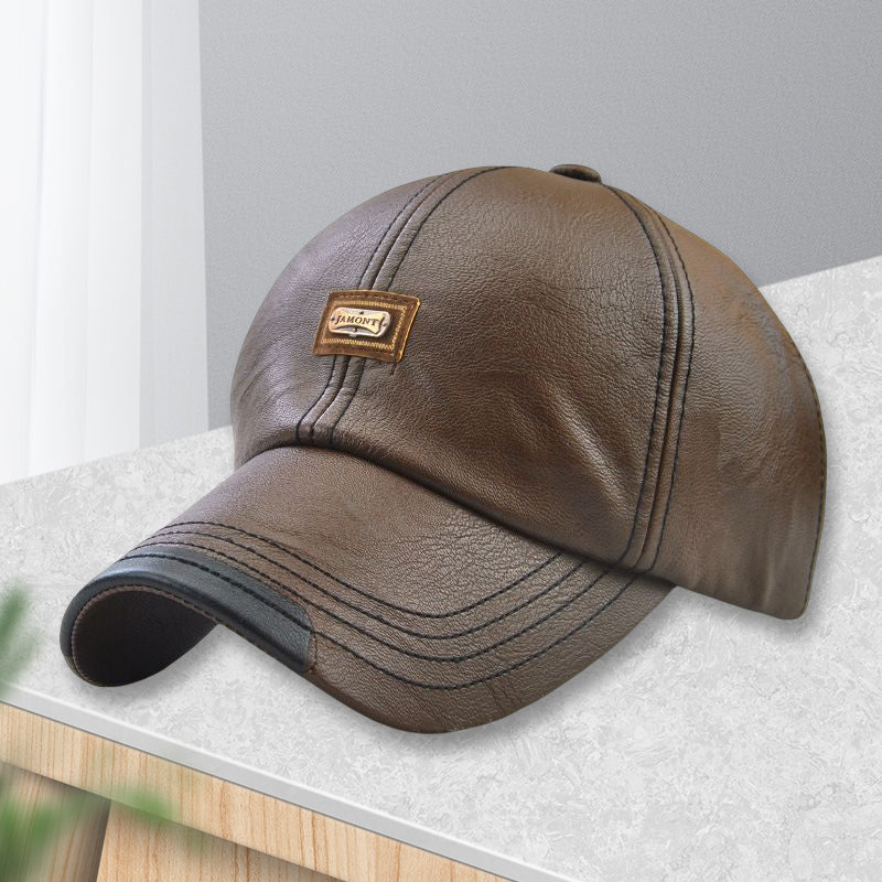 "Stilig, justerbar unisex PU-skinncaps i mørk brun - perfekt for både menn og kvinner, ideell for vinteraktiviteter."