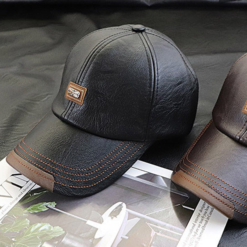"Stilig, justerbar unisex PU-skinncaps i mørk brun - perfekt for både menn og kvinner, ideell for vinteraktiviteter."