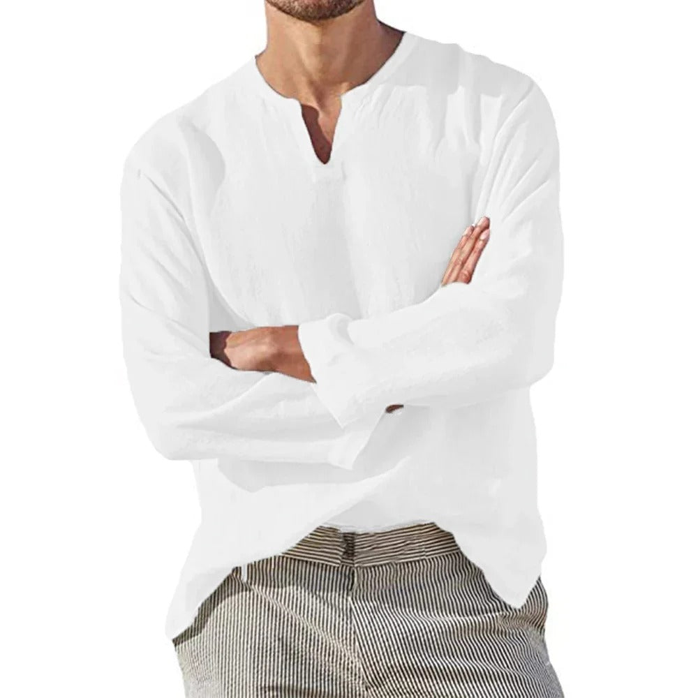 Lett og luftig langermet herreskjorte med V-hals. Komfortabel for varme dager, perfekt for en stilig look.