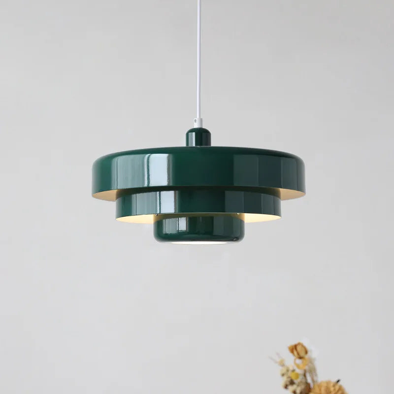 "Stilig mid-century pendellampe med justerbar lengde og industrielt preg, tilgjengelig i flere farger."