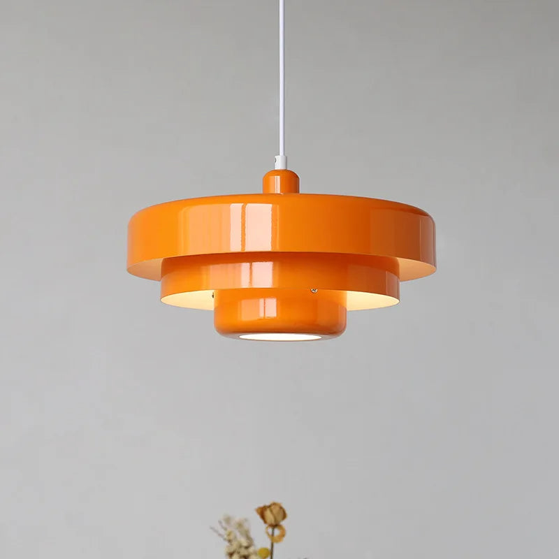 "Stilig mid-century pendellampe med justerbar lengde og industrielt preg, tilgjengelig i flere farger."