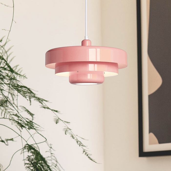 "Stilig mid-century pendellampe med justerbar lengde og industrielt preg, tilgjengelig i flere farger."