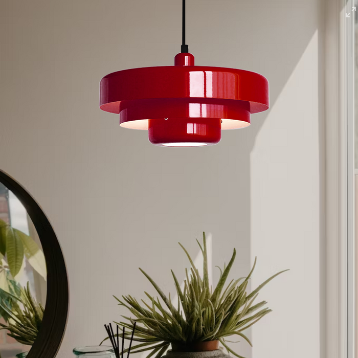 "Stilig mid-century pendellampe med justerbar lengde og industrielt preg, tilgjengelig i flere farger."
