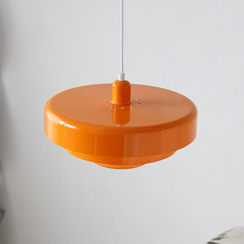 "Stilig mid-century pendellampe med justerbar lengde og industrielt preg, tilgjengelig i flere farger."