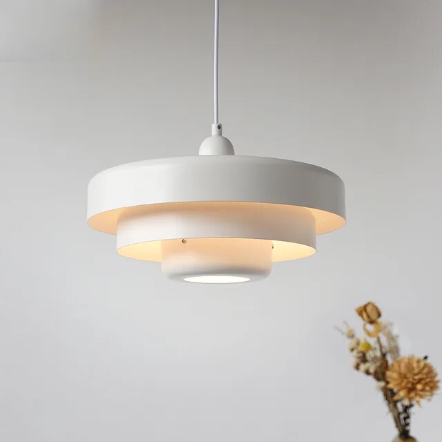 "Stilig mid-century pendellampe med justerbar lengde og industrielt preg, tilgjengelig i flere farger."