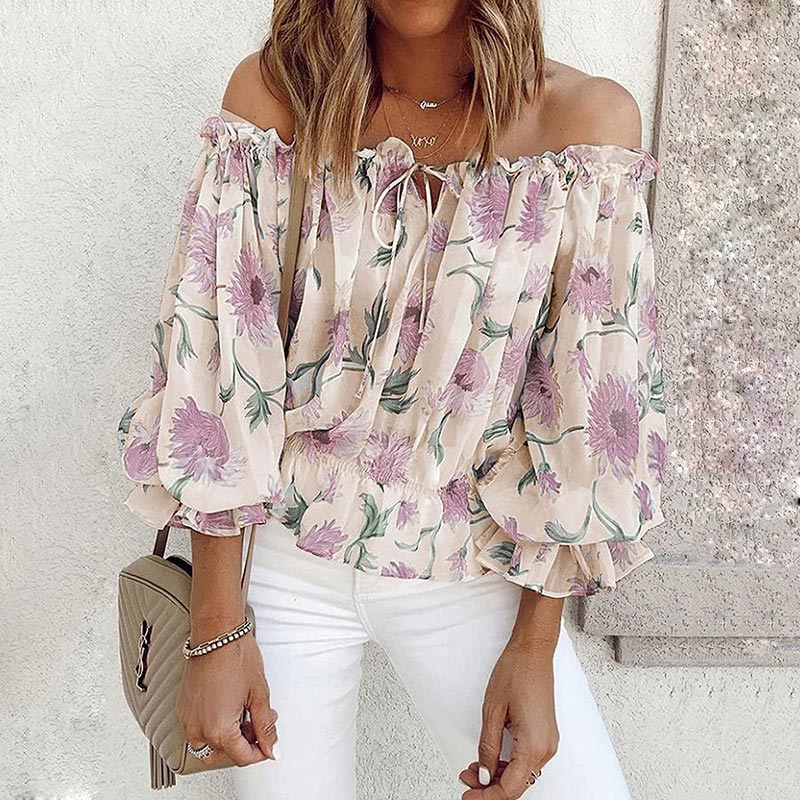 Stilig off-shoulder damebluse med blomstermønster og volanger. Perfekt sommerbluse for kvinner.