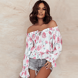 Trendy blomstret damebluse med off-shoulder snitt og volanger. Allsidig topp for vår og høst.