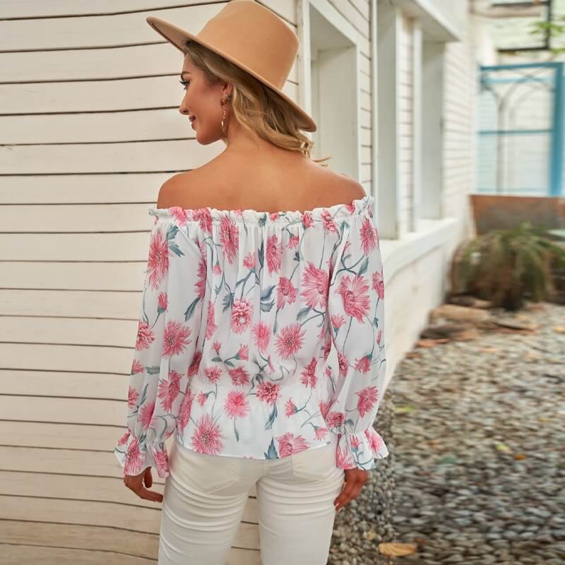 Vår/høst blomstret bluse med off-shoulder og volanger. En moderne og feminin topp for dame.