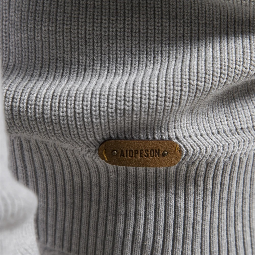 "Stilig og komfortabel herre-cardigan med halv glidelås og ribbestrikk i myk bomullsblanding, perfekt for vår og høst."