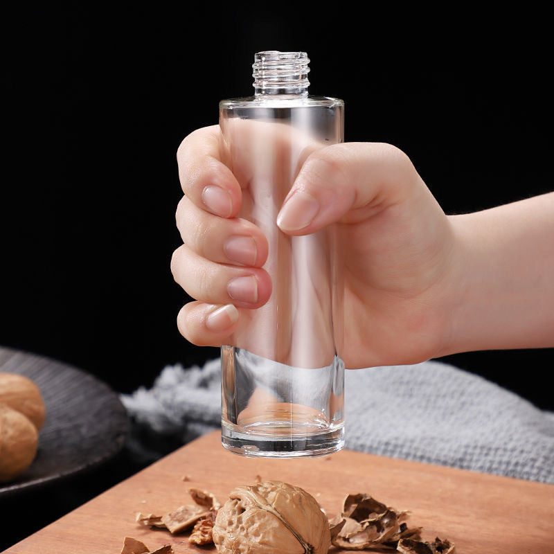 Stilig og slitesterk spray-dispenser for olje av glass, perfekt for kontrollert påføring uten søl, ideell for kjøkkenet.