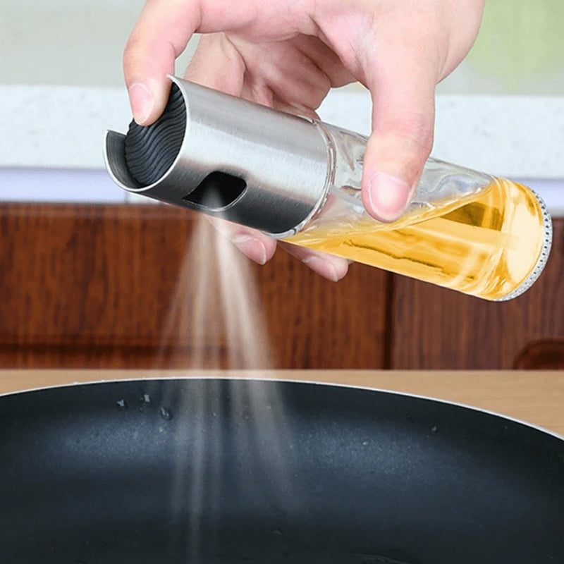Stilig og slitesterk spray-dispenser for olje av glass, perfekt for kontrollert påføring uten søl, ideell for kjøkkenet.