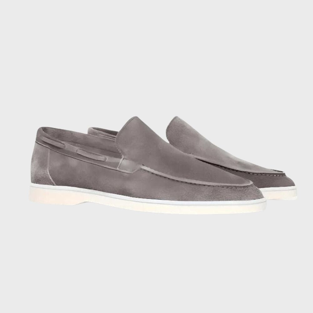 Stilige grå loafers for menn, kombinert med klassisk design og moderne komfort, ideelle for sommerantrekk.
