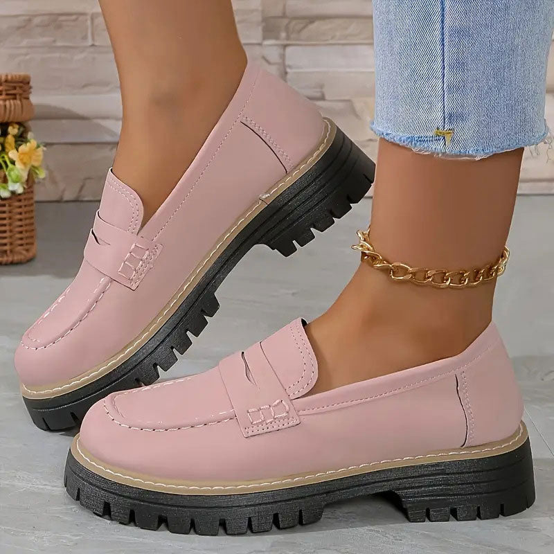 Nærbilde av kvinne loafers med detaljert chunky såle; moderne og robust design for et trendy utseende.