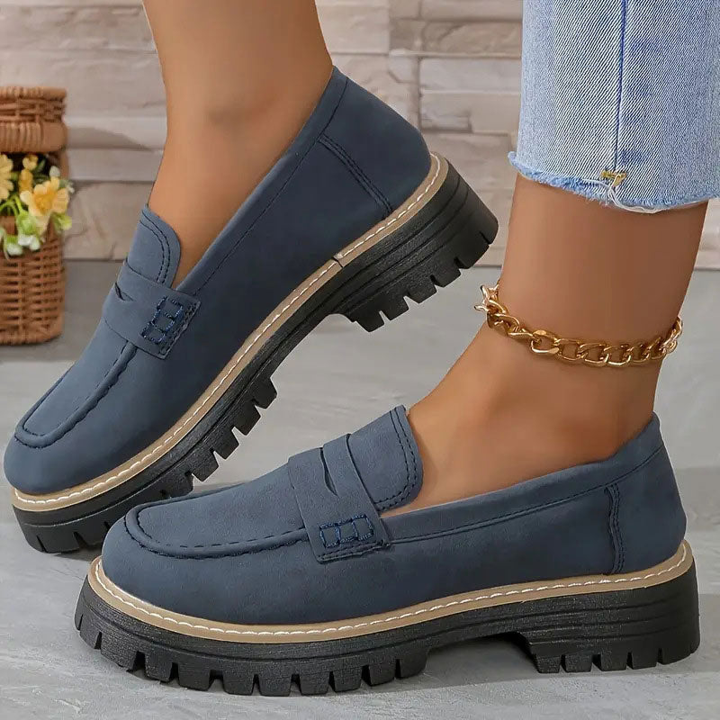 Klassiske sorte kvinne loafers med trendy chunky såle, elegant og tidløs slip-on design.