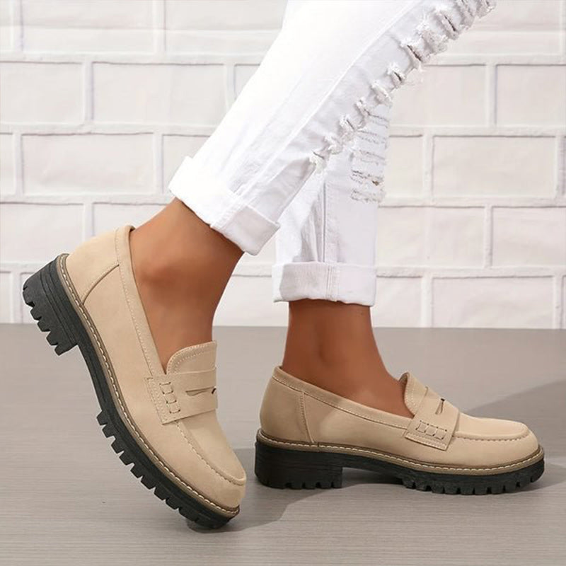 Oversikt over kvinne loafers med bred front og trendy chunky såle, perfekt passform for vårsommer.