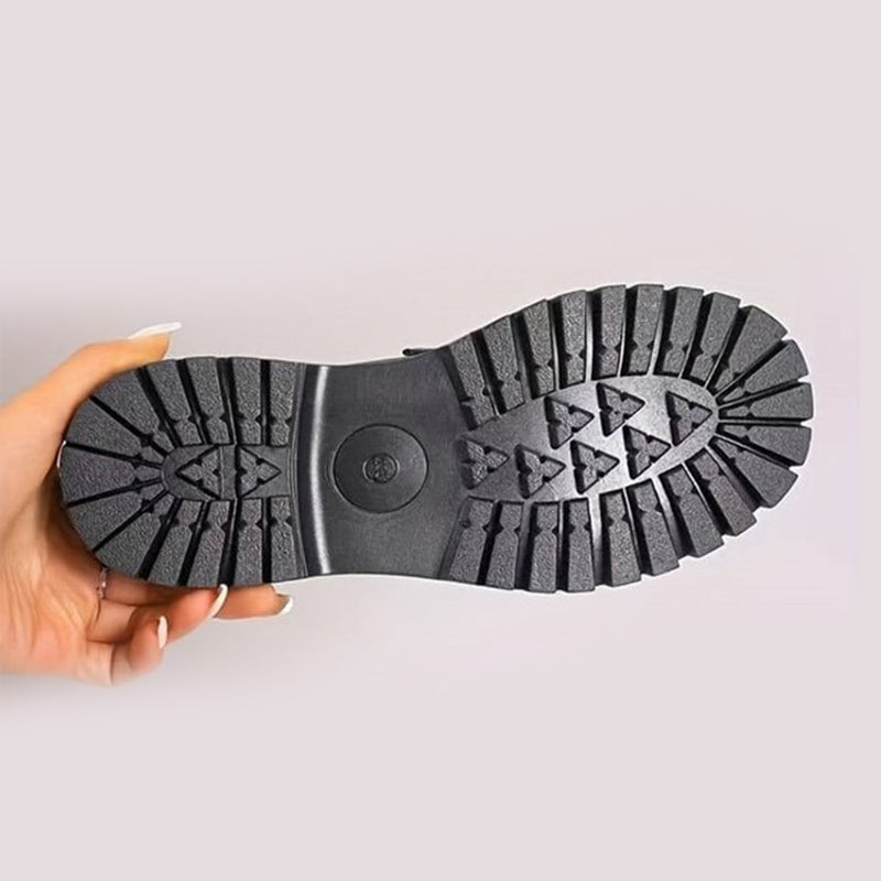 Sideprofil av kvinne loafers, viser den chunky sålen og den elegante slip-on designen; komfortabel og trendy.