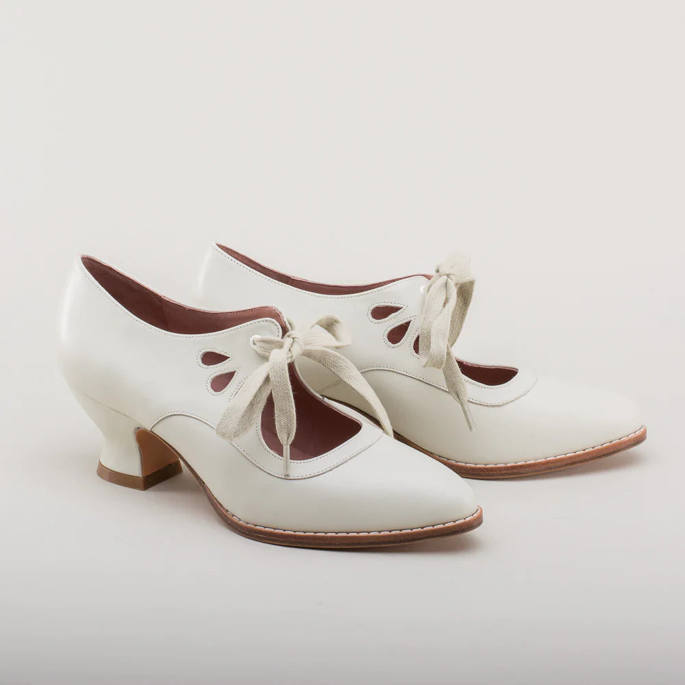 Stilige og elegante kvinnehæler i kunstlær. Perfekte som formelle sko eller festsko.