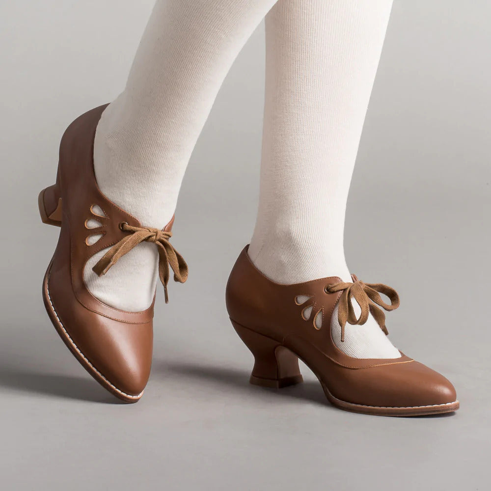 Sklisikker såle og elegant design. Høye hæler i kunstlær for kvinner, ideelle som pumps.