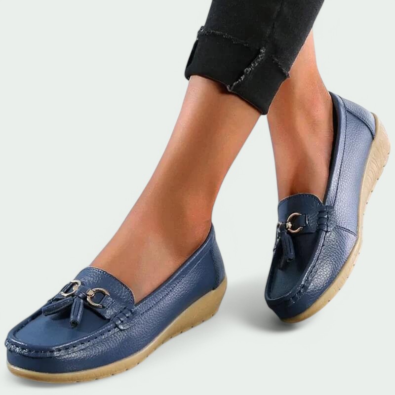 Komfortable kvinners mokasiner på foten, viser elegant casual stil. Perfekte damefottøy for hverdagsbruk og vår.