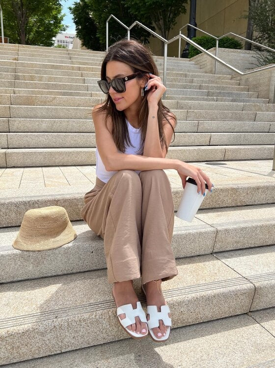 Stilige kvinnesandaler med brede remmer og geometriske utskjæringer, perfekt for en moderne og komfortabel look.