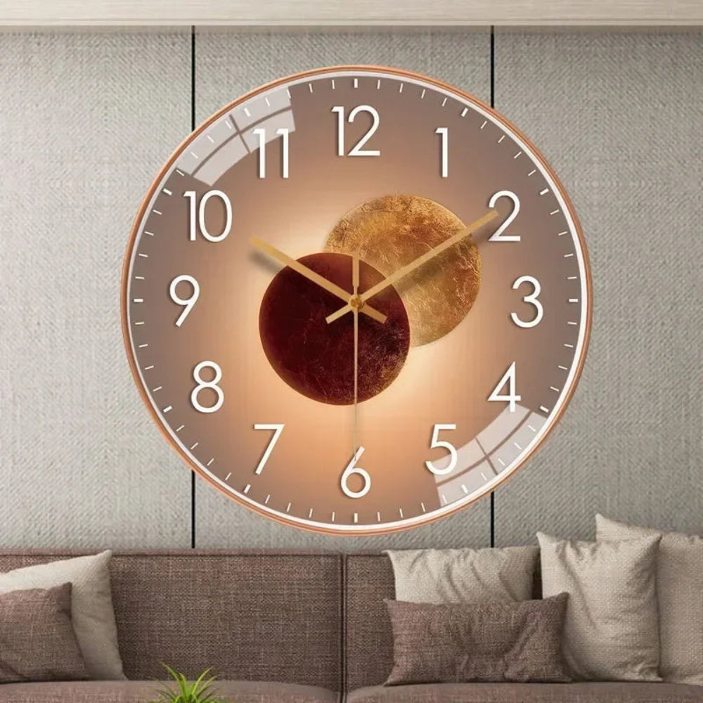 "Stillegående digital veggklokke med klart display og minimalistisk design for hjemmekontor og oppholdsrom."