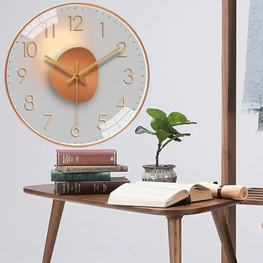 "Stillegående digital veggklokke med klart display og minimalistisk design for hjemmekontor og oppholdsrom."