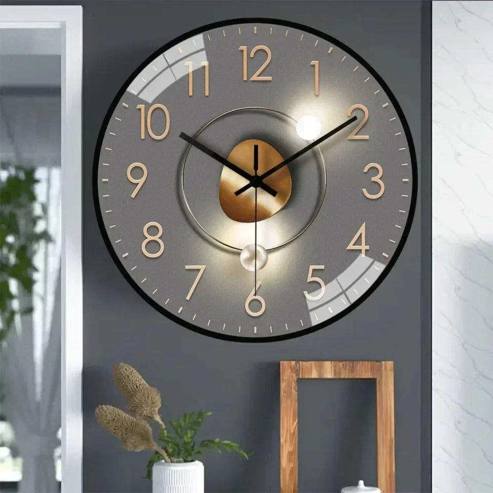 "Stillegående digital veggklokke med klart display og minimalistisk design for hjemmekontor og oppholdsrom."