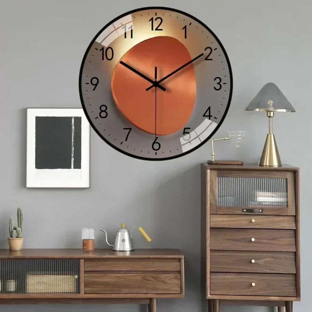 "Stillegående digital veggklokke med klart display og minimalistisk design for hjemmekontor og oppholdsrom."