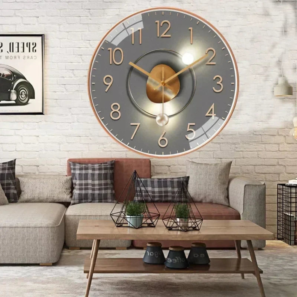 "Stillegående digital veggklokke med klart display og minimalistisk design for hjemmekontor og oppholdsrom."