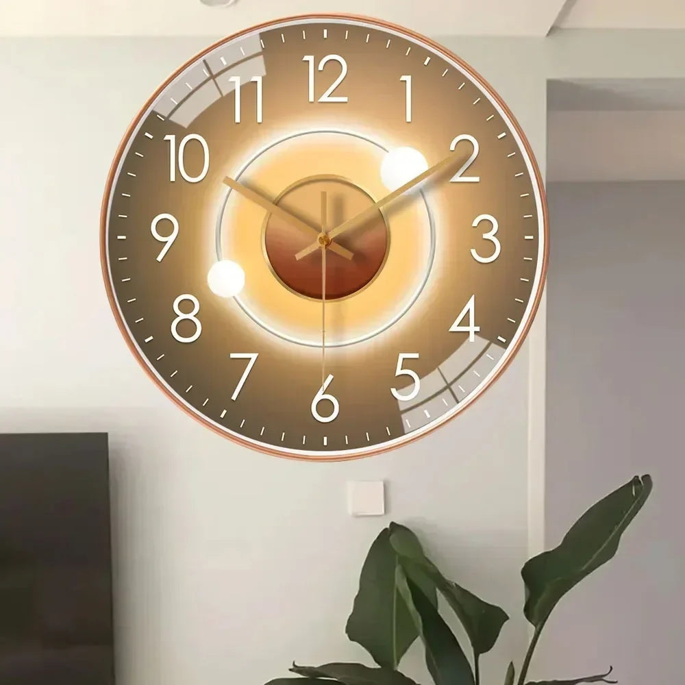 "Stillegående digital veggklokke med klart display og minimalistisk design for hjemmekontor og oppholdsrom."