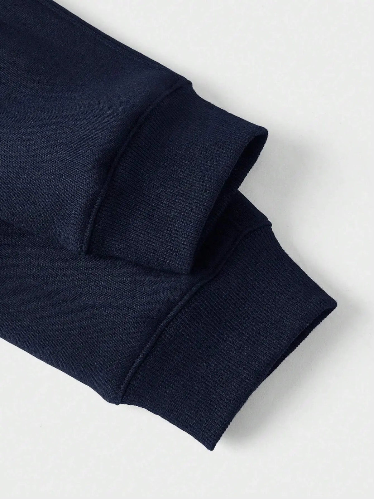 Herre genser i grønn, med halv-zip, for en behagelig stil i hverdagen. Modellen står avslappet.