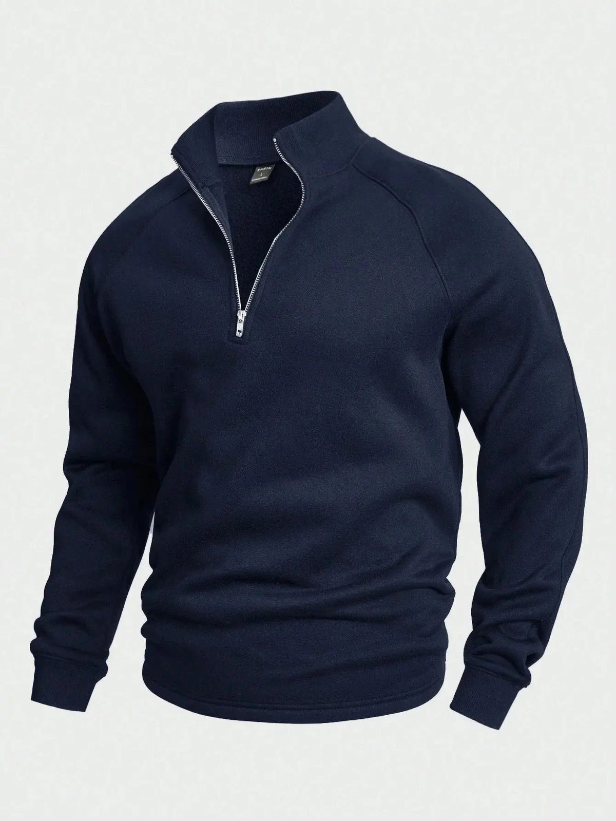 Baksidebilde av herregenseren med halv-zip, som viser dens stilrene design og passform.