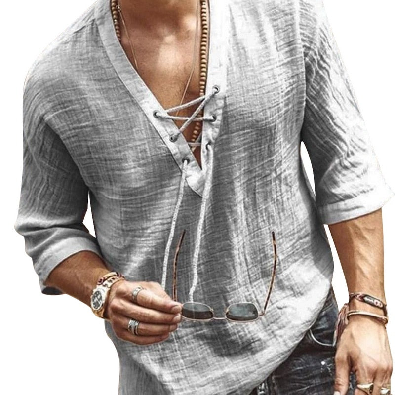 Komfortabel herrebluse med dyp V-hals krage for en luftig og trendy sommerlook.