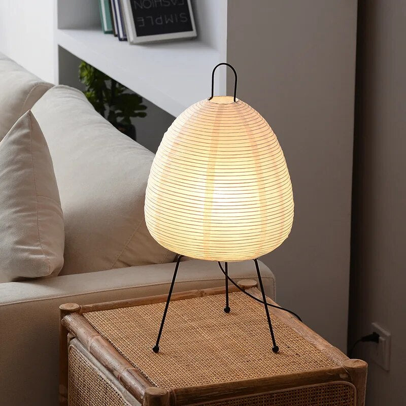 "Stilren japansk rispapirlampe med moderne LED-design, skaper en avslappende atmosfære i ethvert rom."