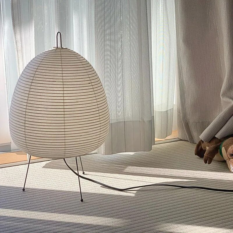 "Stilren japansk rispapirlampe med moderne LED-design, skaper en avslappende atmosfære i ethvert rom."