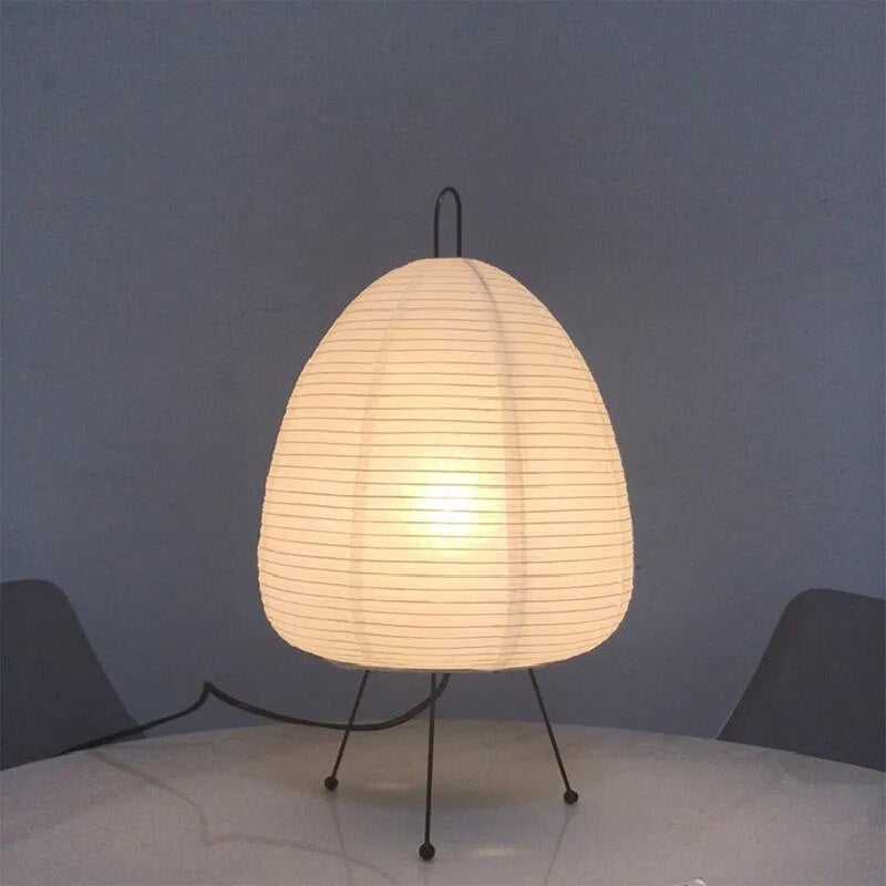 "Stilren japansk rispapirlampe med moderne LED-design, skaper en avslappende atmosfære i ethvert rom."