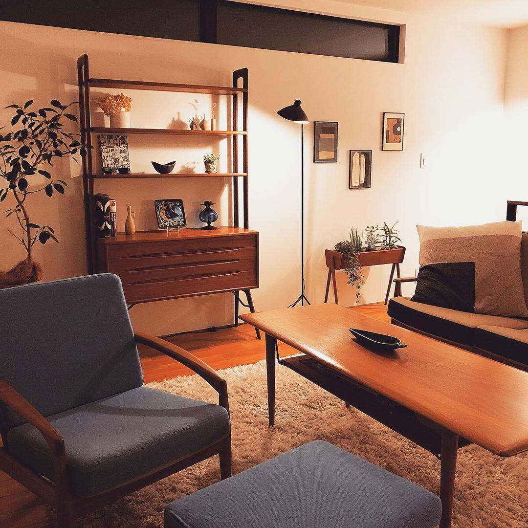 "Stilren svart gulvlampe med skulpturelle linjer og tre justerbare armer, ideell for moderne interiørdesign."
