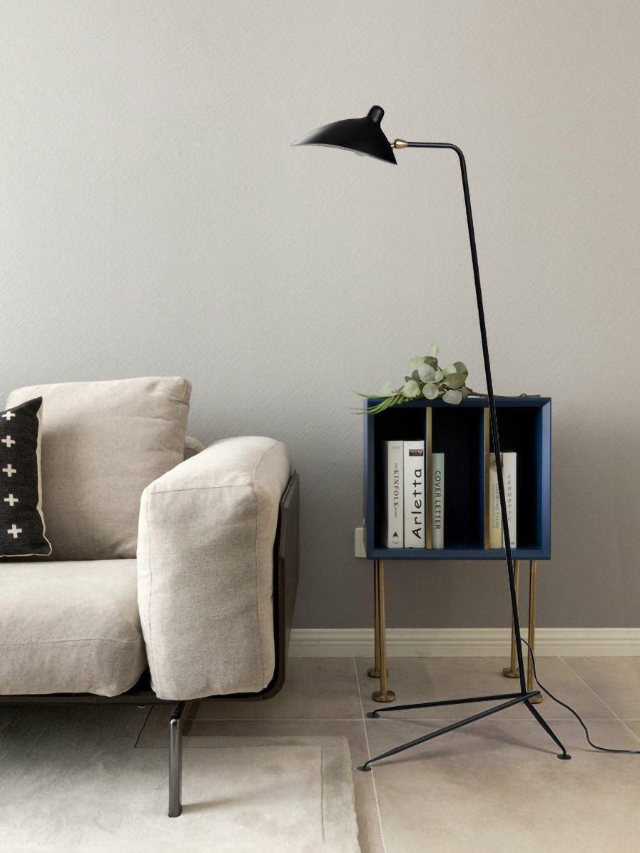 "Stilren svart gulvlampe med skulpturelle linjer og tre justerbare armer, ideell for moderne interiørdesign."