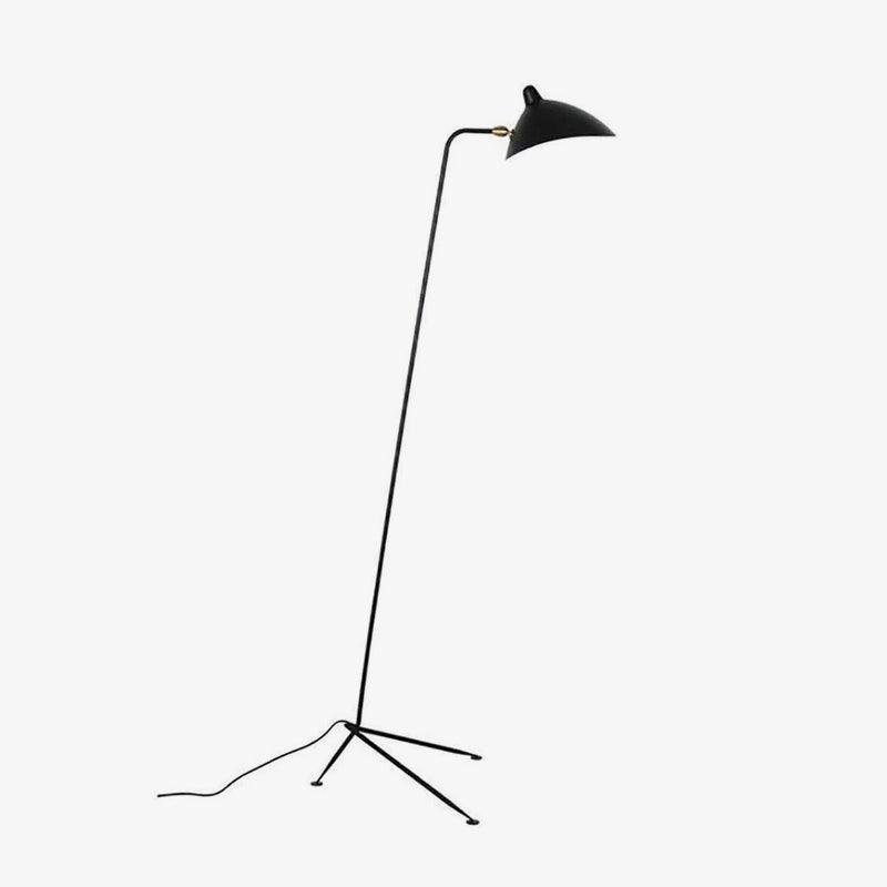 "Stilren svart gulvlampe med skulpturelle linjer og tre justerbare armer, ideell for moderne interiørdesign."