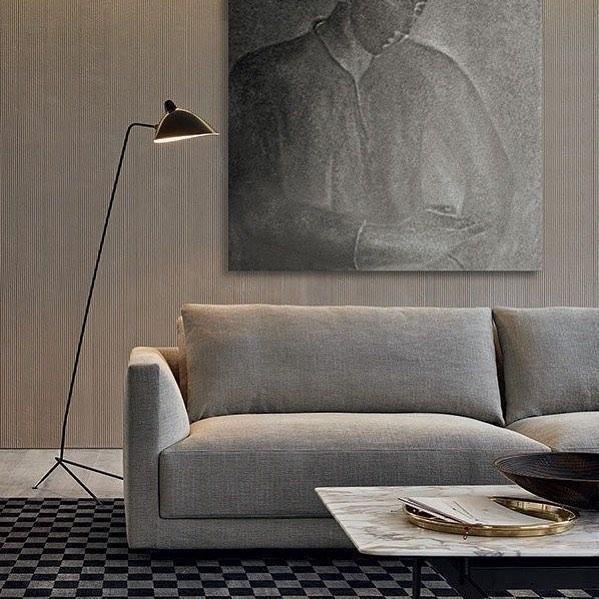"Stilren svart gulvlampe med skulpturelle linjer og tre justerbare armer, ideell for moderne interiørdesign."