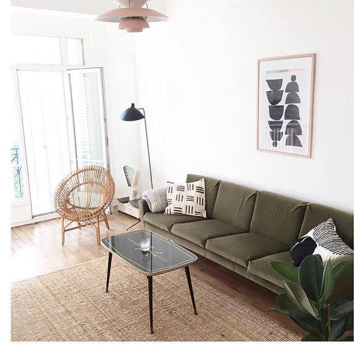 "Stilren svart gulvlampe med skulpturelle linjer og tre justerbare armer, ideell for moderne interiørdesign."