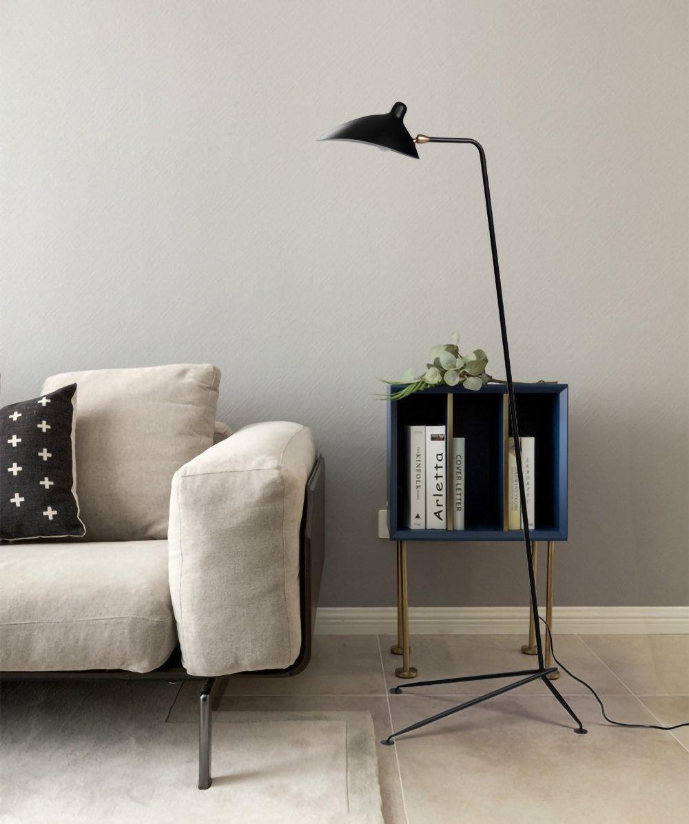 "Stilren svart gulvlampe med skulpturelle linjer og tre justerbare armer, ideell for moderne interiørdesign."
